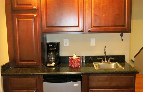 Tahoma Ski Chalet | Comfortable Family Home, Walk to Lake, Beach and Pier