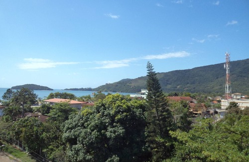 Maranduba Apartment | Comfortable furnished apartment and sea view with a distance of 100 m to the beach
