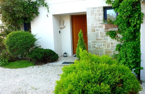 Riantec House | Comfortable ground floor on garden, near sea.