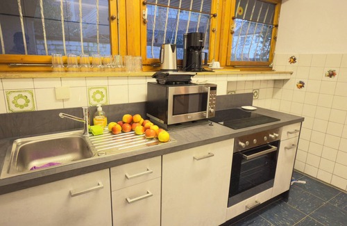 Leverkusen Apartment | Comfortable group apartment in Leverkusen with garden & large kitchen