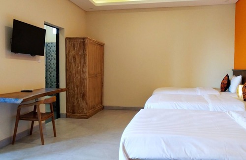 Cemagi House | Comfortable Guesthouse with Outdoor Pool and Ricefield view