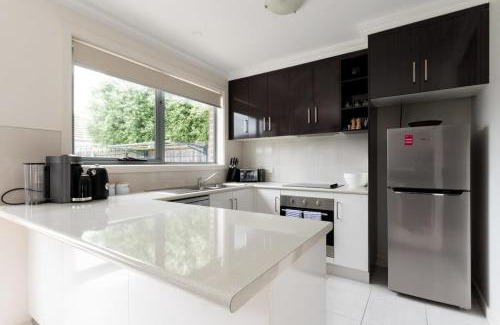 Newnham House | Comfortable Home 10 Minutes from Town - Wifi and Garage