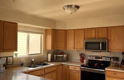 Montrose House | Comfortable Home away from Home - Close to Mountains, skiing, hiking, biking +