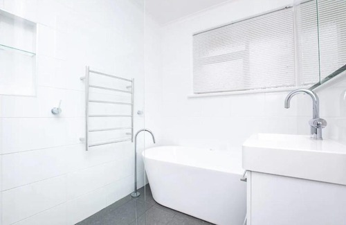 Trevallyn Apartment | Comfortable Home With Wifi, Parking and Views
