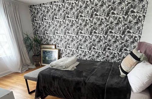 Newtonville House | Comfortable Poolside Luxury 21//2 hours from NYC