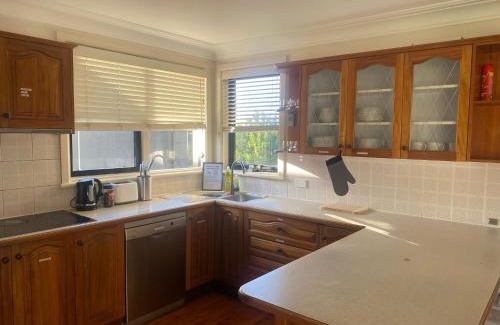 Greenacre House | Comfortable Queen Room in Spacious House with Backyard - GA3