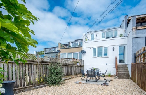 Llanteg House | Comfortable retreat in Narberth, 2 miles from beach, countryside views, walks