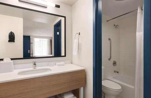 Gulf Gate Estates Hotel | Comfortable Room w/Free Breakfast, Pool & Pet-Friendly Near Beaches