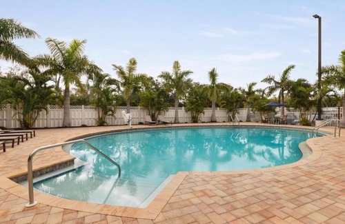 Gulf Gate Estates Hotel | Comfortable Room w/Free Breakfast, Pool & Pet-Friendly Near Beaches