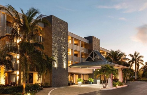 Gulf Gate Estates Hotel | Comfortable Room w/Free Breakfast, Pool & Pet-Friendly Near Beaches