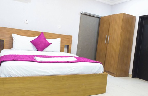 Somolu Apartment | Comfortable Single Room in Central Lagos Amethyst
