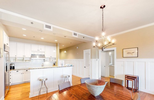 Port St. Joe Condo | Comfortable & Stylish Condo w/ Free WiFi & Central A/C plus a Shared Pool & Gym