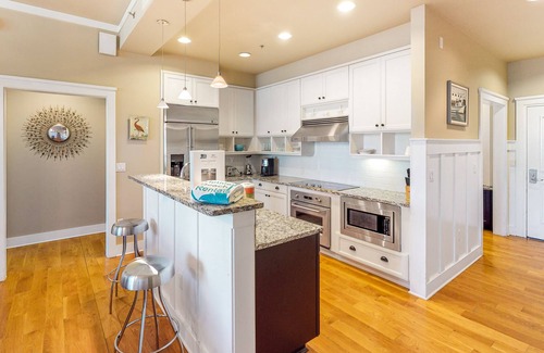 Port St. Joe Condo | Comfortable & Stylish Condo w/ Free WiFi & Central A/C plus a Shared Pool & Gym