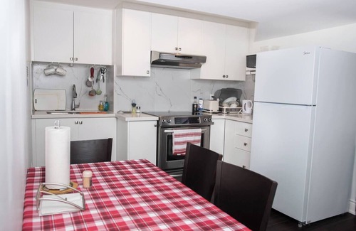 Richmond Hill House | Comfortable Two Bedroom Basement Suite with Full Kitchen Bathroom and Queen Beds