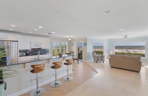 Jacksonville Beach House | Comfortable Huge Beach House – Centrally located nearby SHOPS, SIP & Restaurants