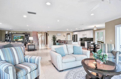 Jacksonville Beach House | Comfortable Huge Beach House – Centrally located nearby SHOPS, SIP & Restaurants