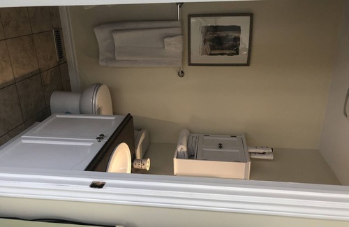 Alcona House | Comfortable Vacation Getaway in Innisfil Ontario.