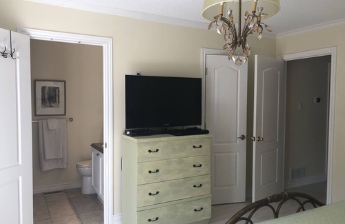 Alcona House | Comfortable Vacation Getaway in Innisfil Ontario.