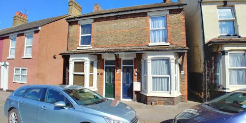 Sittingbourne House | Comfortable Victorian 3 bedroom semi-detached house with fast Wi-Fi