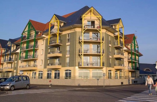 Cayeux-sur-Mer Apartment | Comfortably furnished apartment with a sea view