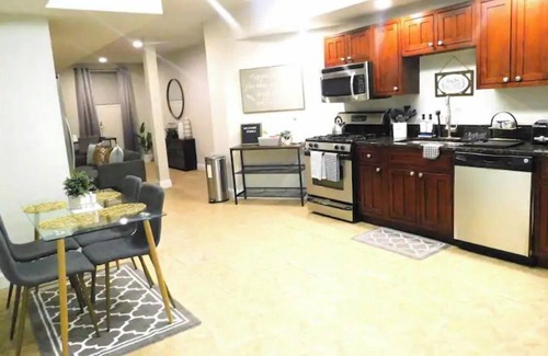 Downtown Baltimore Condo | Comfy 1 Bedroom Condo- Peaceful area w/Parking Pad
