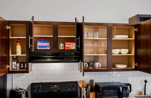 Downtown Kansas City Apartment | Comfy 1BR Parking, Rooftop Near Arrowhd & TMobile