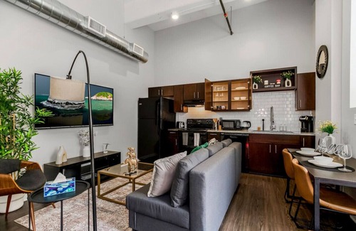 Downtown Kansas City Apartment | Comfy 1BR Parking, Rooftop Near Arrowhd & TMobile