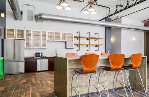 Downtown Kansas City Apartment | Comfy 1BR Parking, Rooftop Near Arrowhd & TMobile