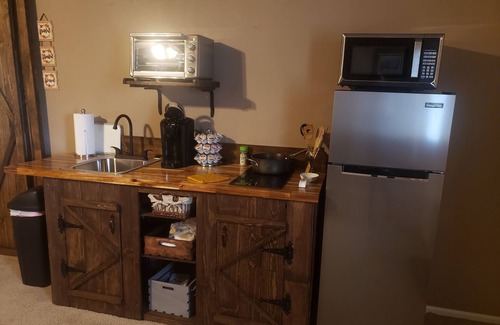 Montrose House | COMFY 2 bedroom 1 bath, living room, mini kitchen with 70" smart TV & Grill