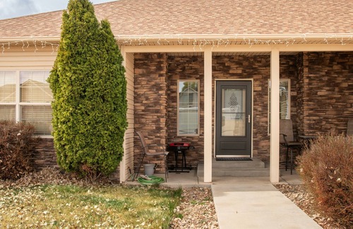Montrose House | COMFY 2 bedroom 1 bath, living room, mini kitchen with 70" smart TV & Grill