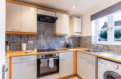 Peterborough House | Comfy, 3 Bed, 2.5 Bath, Sleeps 7