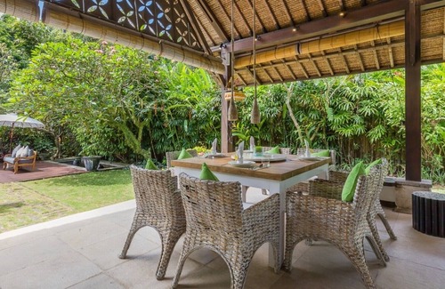 Batubelig Villa | Comfy 3BR Villa Close to Beach W/Great Pool, Bali Villa 2214