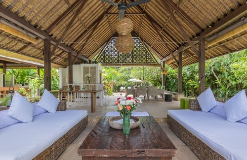 Batubelig Villa | Comfy 3BR Villa Close to Beach W/Great Pool, Bali Villa 2214