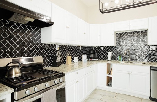 Montgomery House | Comfy and Pet-Friendly Sanctuary with Fast WiFi