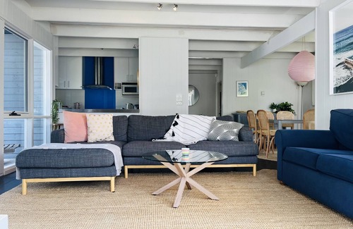 Point Lonsdale House | Comfy and refurbished beach house in Old Lonsdale.