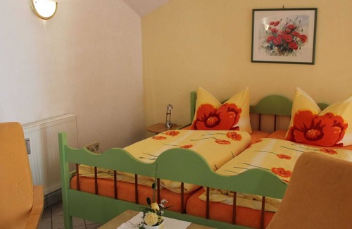 Weißig Apartment | Comfy Apartment in Weißig with Garden