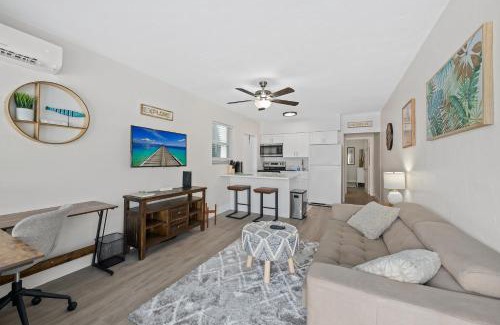 Hallandale Beach Apartment | Comfy BNB w/King Bed + Work/Travel + Beach 8 Min