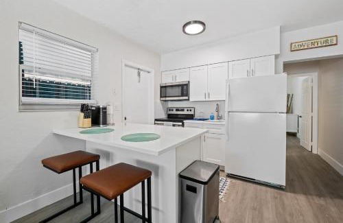 Hallandale Beach Apartment | Comfy BNB w/King Bed + Work/Travel + Beach 8 Min