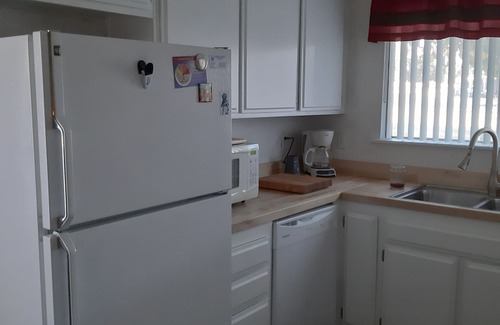 Redlands House | Comfy, Central 2Bd, 2Ba Home: medical professionals, retirees, work from home.