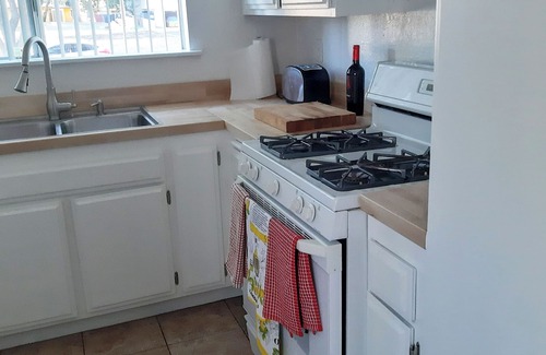 Redlands House | Comfy, Central 2Bd, 2Ba Home: medical professionals, retirees, work from home.