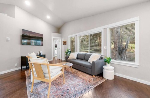 Bend House | Comfy, Cozy, Conveniently Located 3br/2ba House