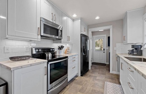 Bend House | Comfy, Cozy, Conveniently Located 3br/2ba House