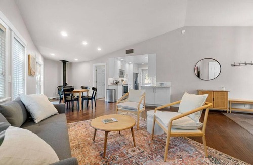 Bend House | Comfy, Cozy, Conveniently Located 3br/2ba House
