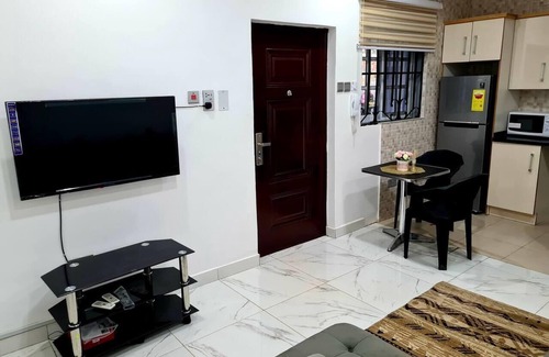 Accra Apartment | Comfy & Cozy Hideout ~ Close to Highway ~Parking