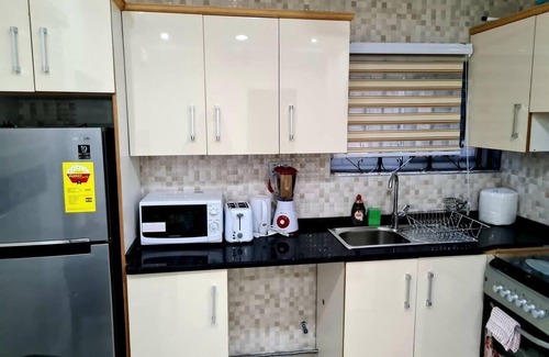 Accra Apartment | Comfy & Cozy Hideout ~ Close to Highway ~Parking