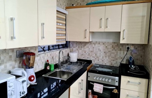 Accra Apartment | Comfy & Cozy Hideout ~ Close to Highway ~Parking