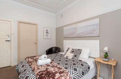 Mascot House | Comfy Ensuite Queen Room - Nearby Airport