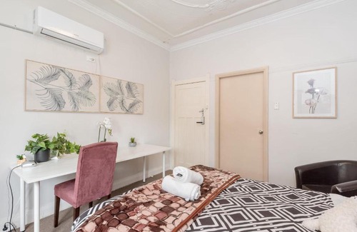 Mascot House | Comfy Ensuite Queen Room - Nearby Airport