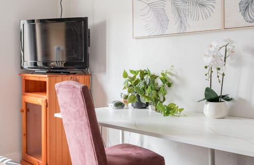 Mascot House | Comfy Ensuite Queen Room - Nearby Airport