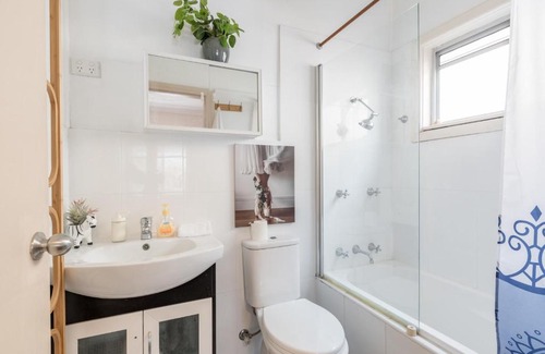 Mascot House | Comfy Ensuite Queen Room - Nearby Airport